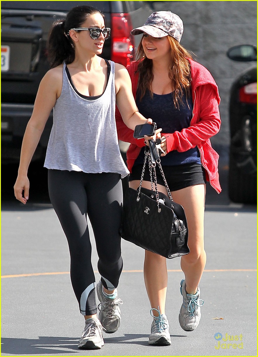 ariel winter manicures with sister shanelle 10