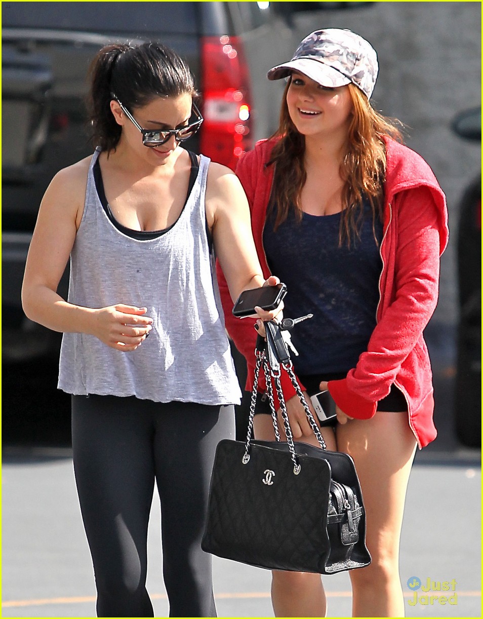 ariel winter manicures with sister shanelle 11