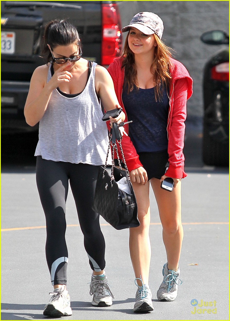 ariel winter manicures with sister shanelle 12