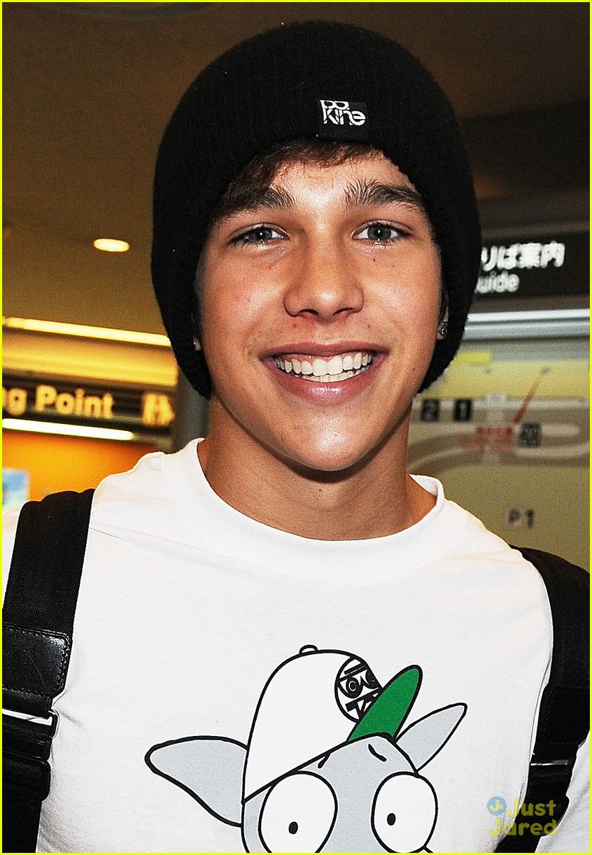 austin mahone gets swarmed by fans in tokyo 01