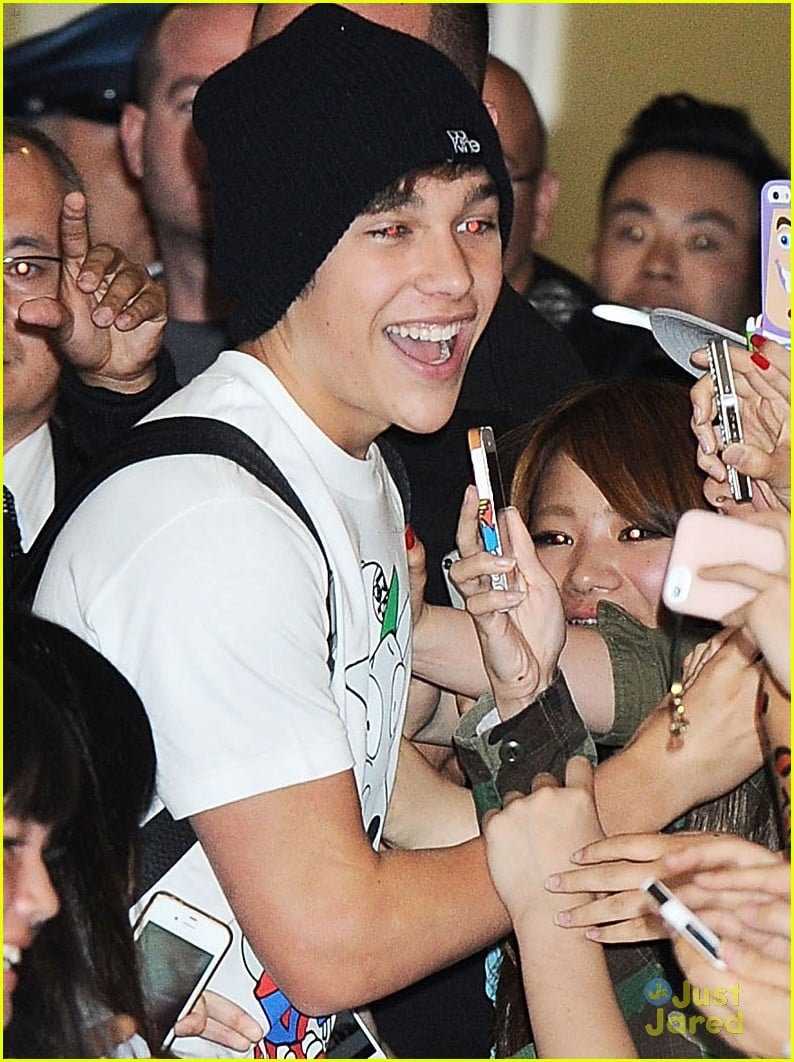 austin mahone gets swarmed by fans in tokyo 03