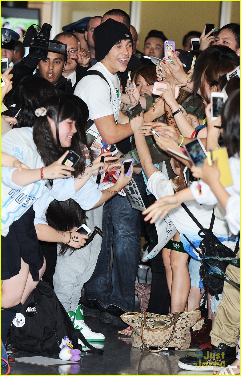 austin mahone gets swarmed by fans in tokyo 04
