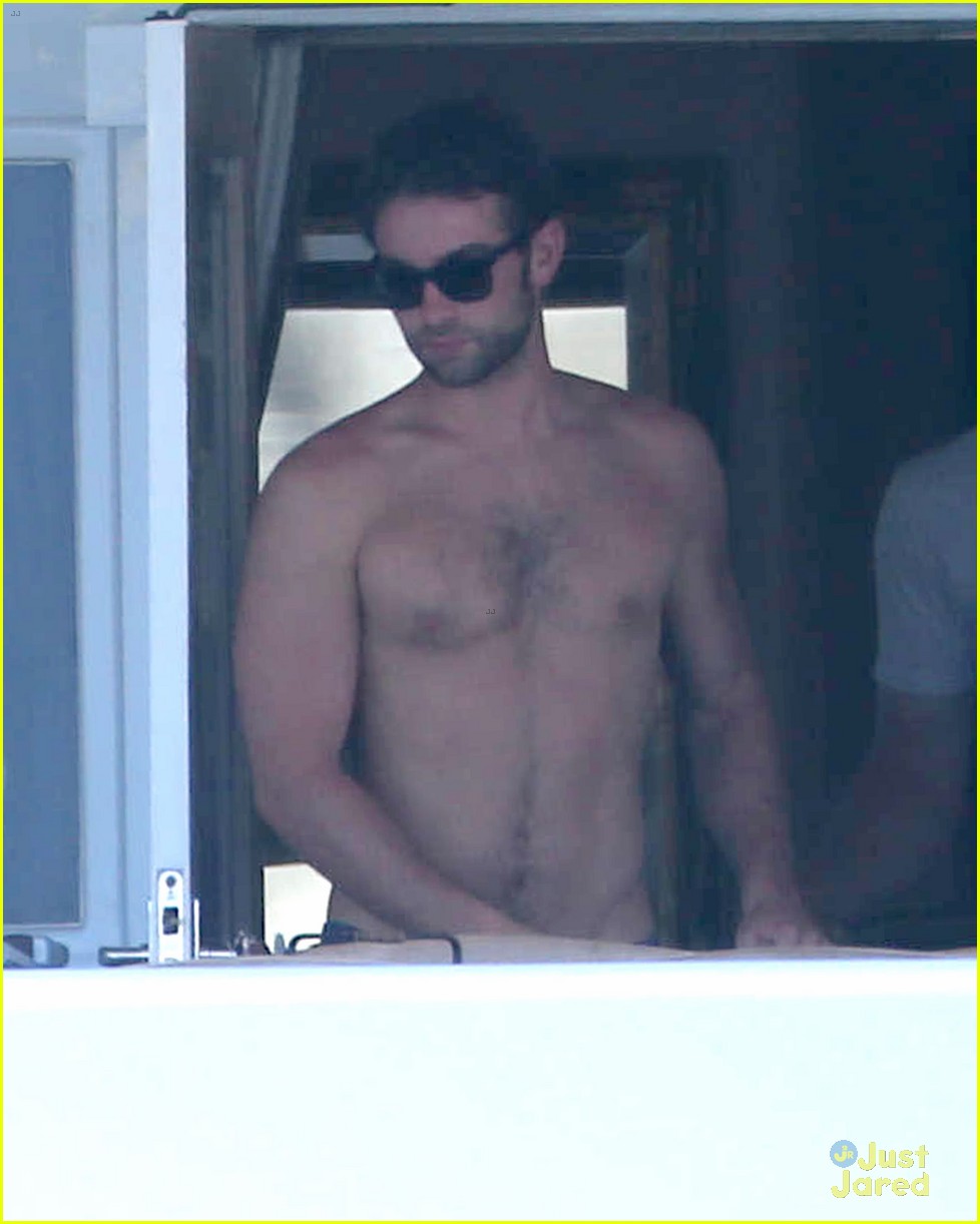 chace crawford shirtless cabo vacation with rachelle goulding 04