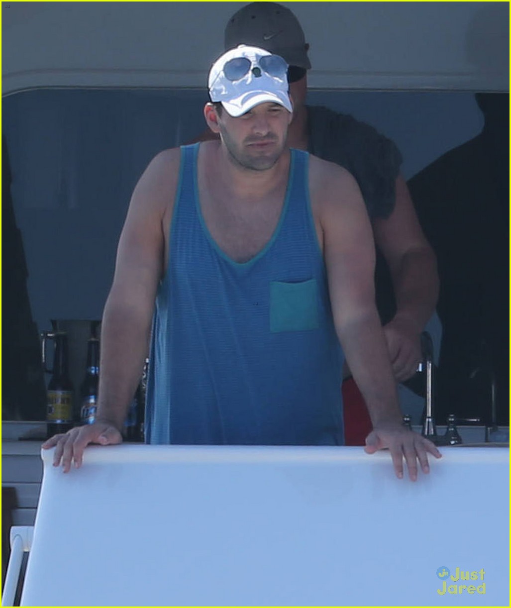 chace crawford shirtless cabo vacation with rachelle goulding 07