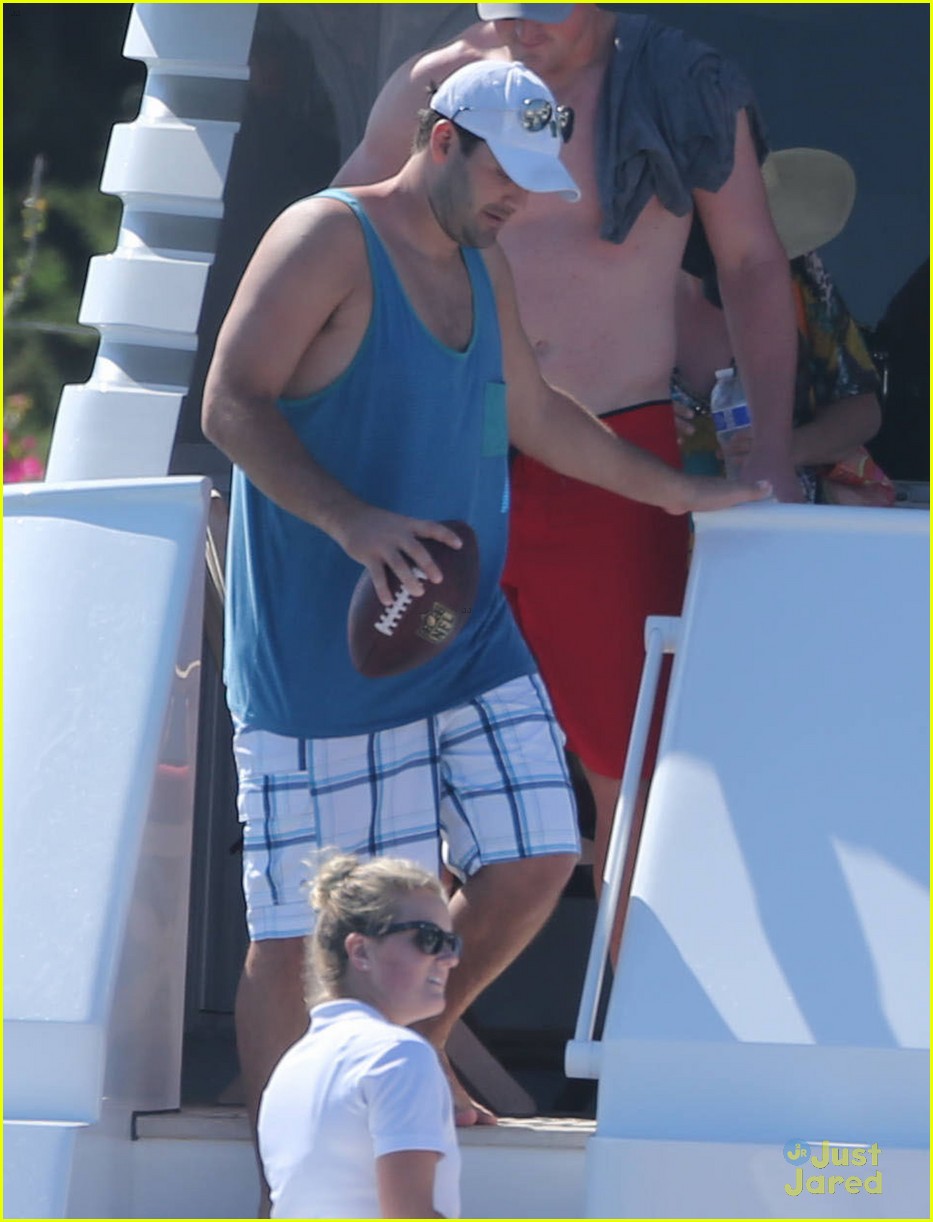 chace crawford shirtless cabo vacation with rachelle goulding 08
