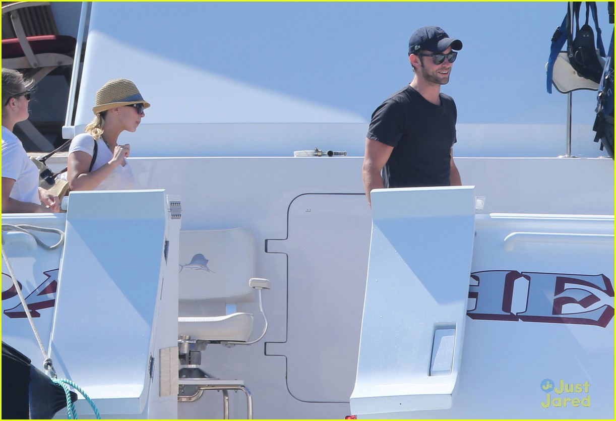 chace crawford shirtless cabo vacation with rachelle goulding 12