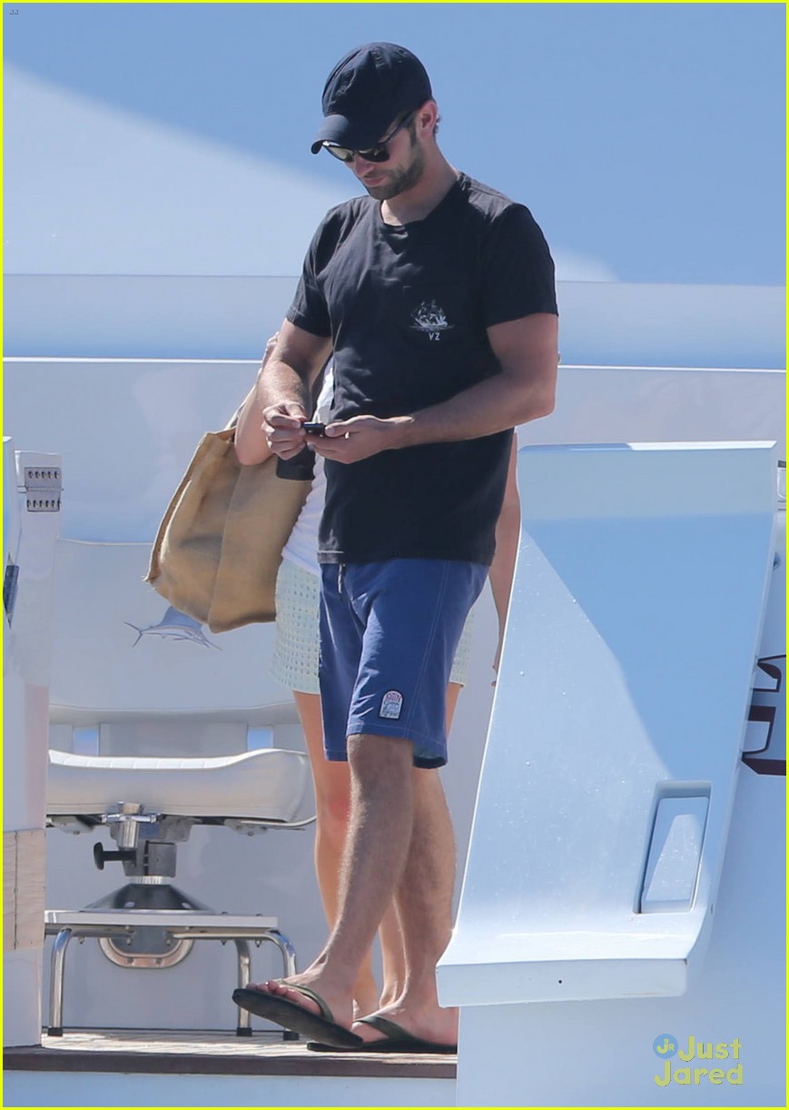 chace crawford shirtless cabo vacation with rachelle goulding 13