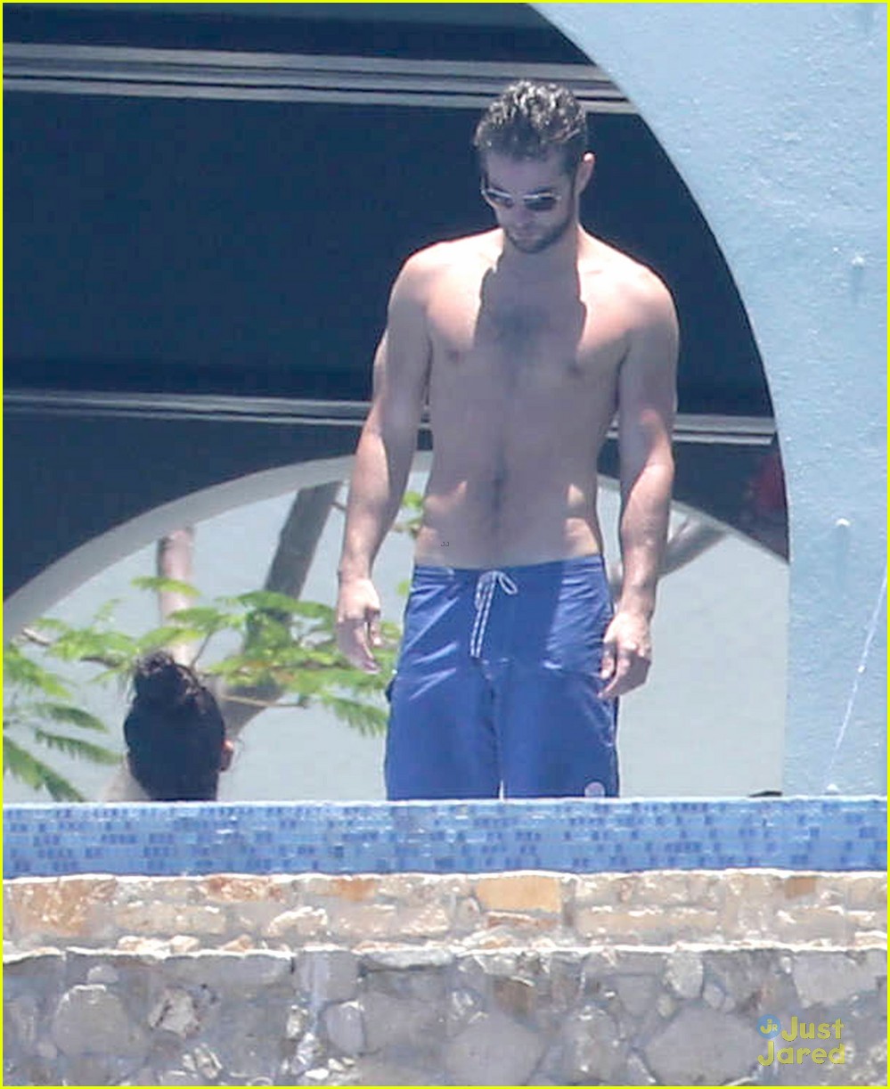 chace crawford shirtless cabo vacation with rachelle goulding 20