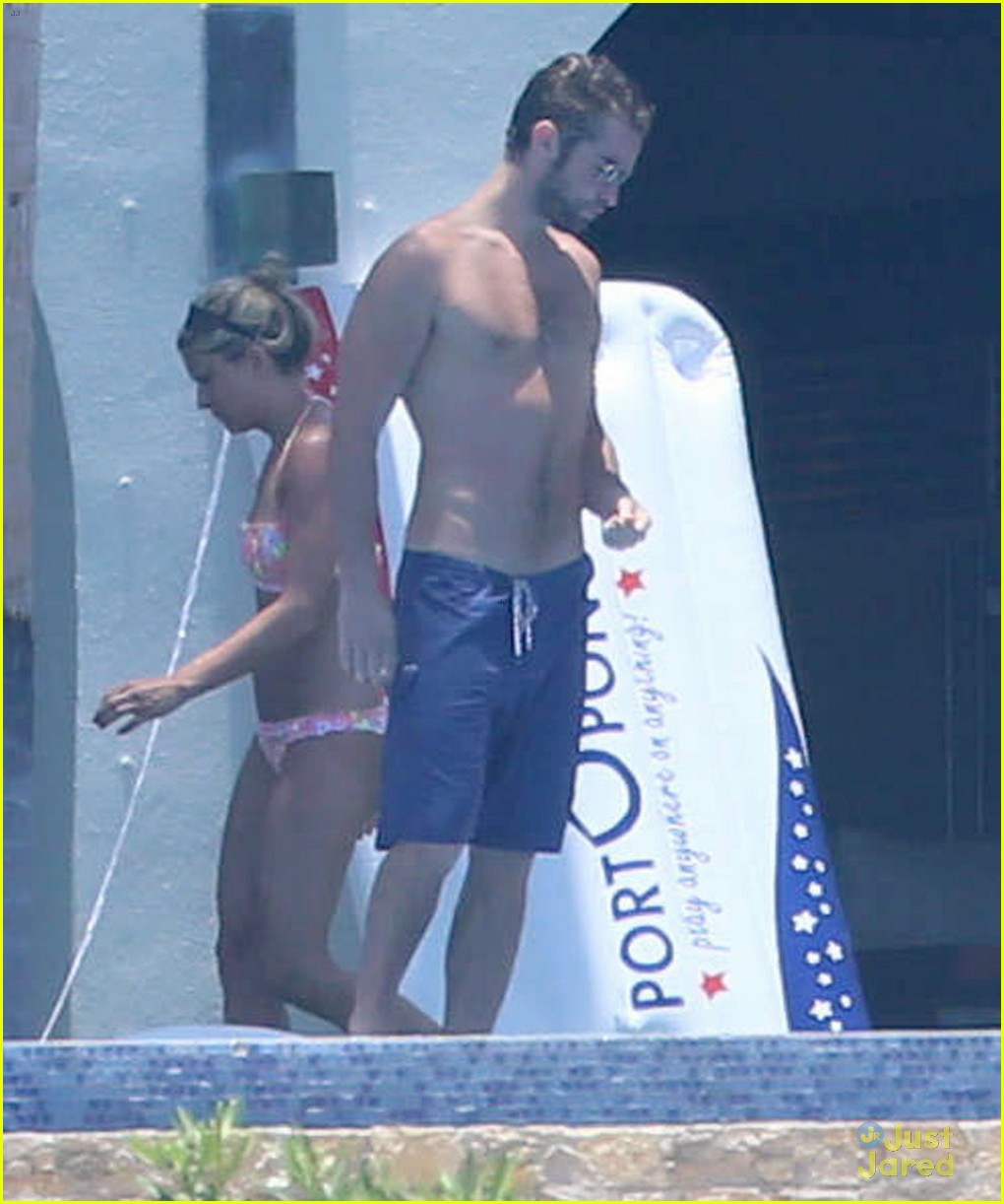 chace crawford shirtless cabo vacation with rachelle goulding 21