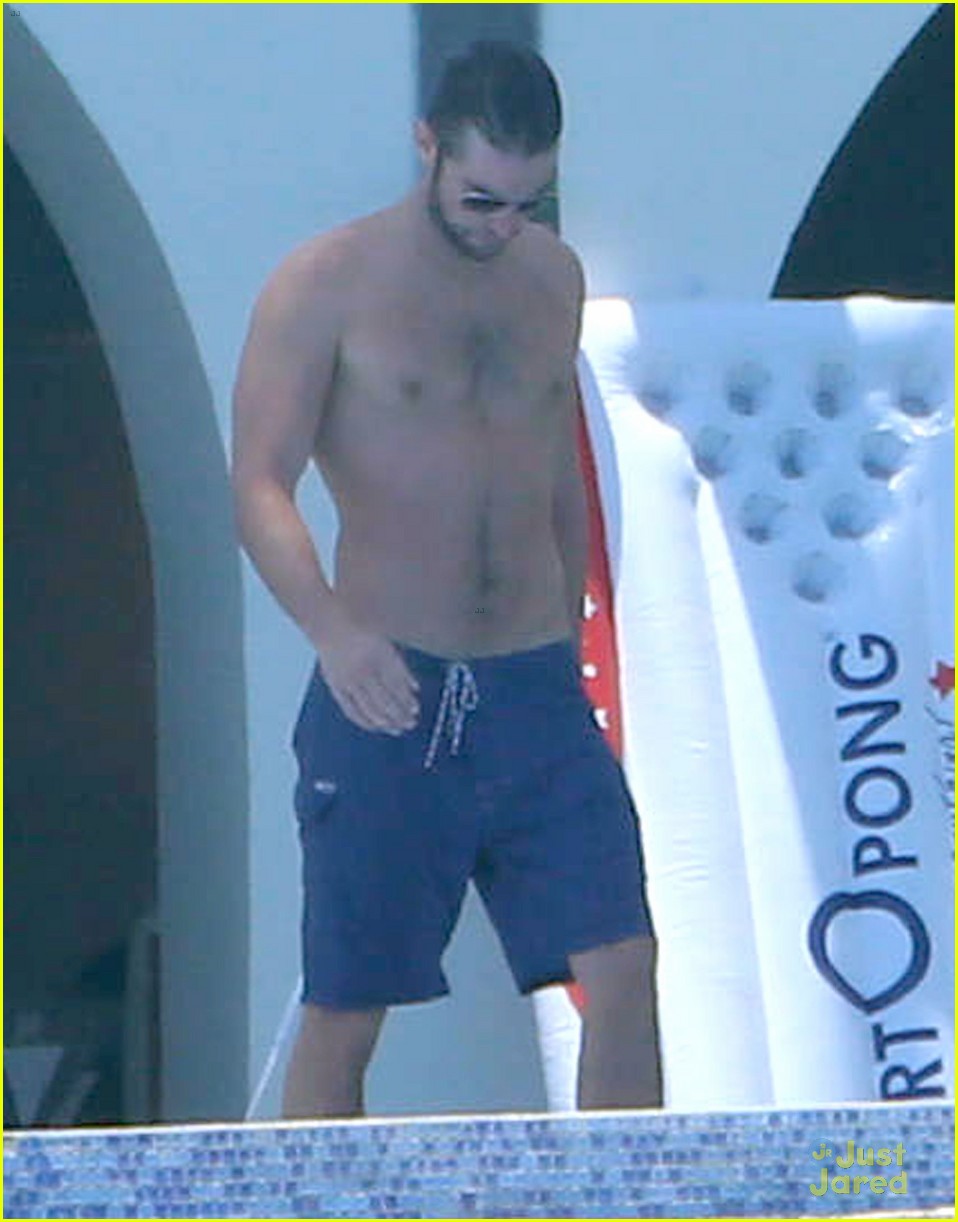 chace crawford shirtless cabo vacation with rachelle goulding 22