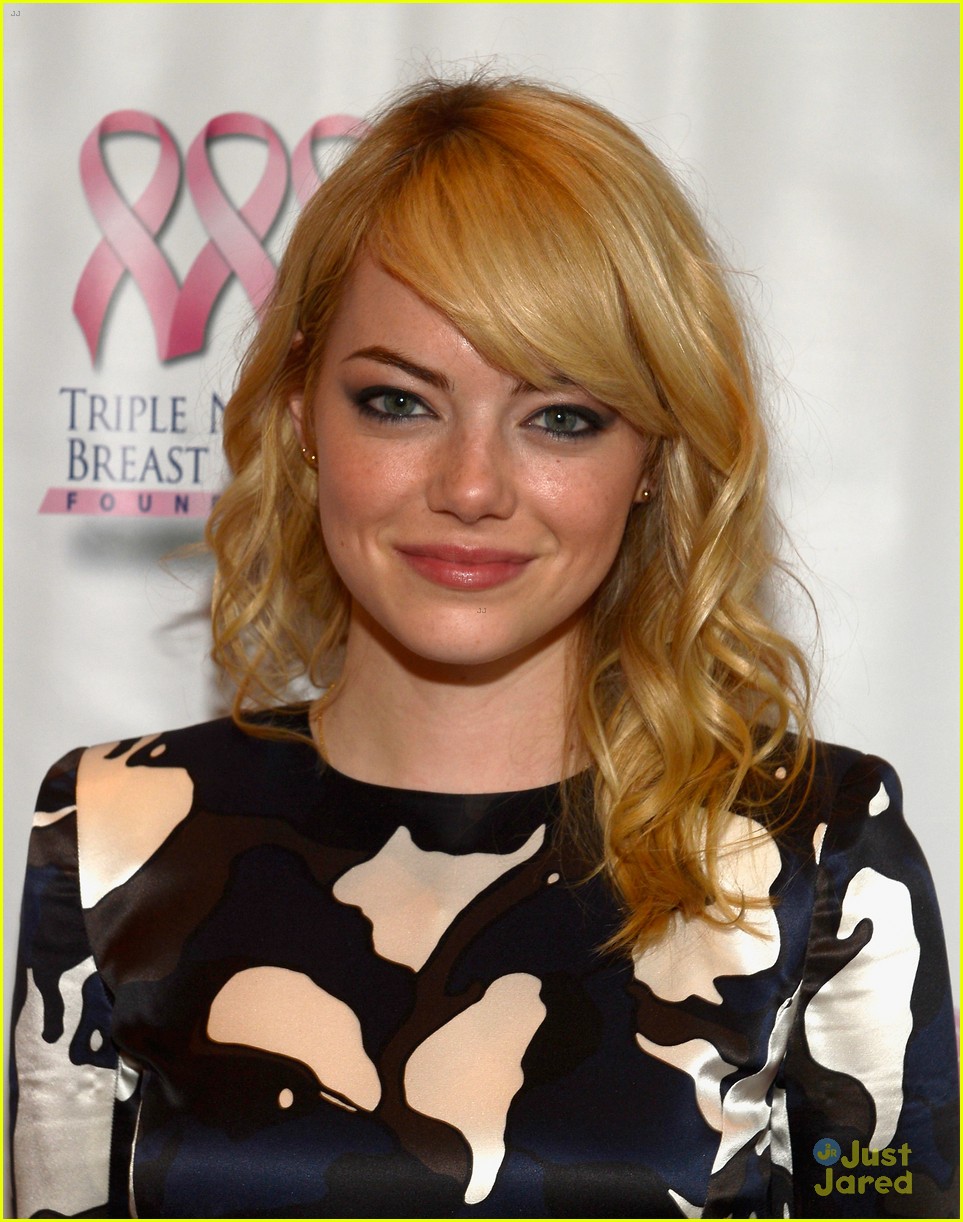 emma stone andrew garfield kisses at breast cancer benefit 02