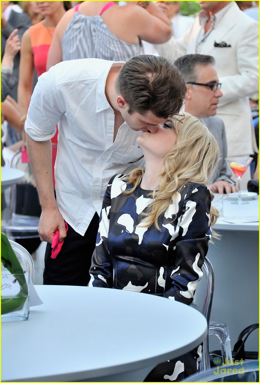 emma stone andrew garfield kisses at breast cancer benefit 03