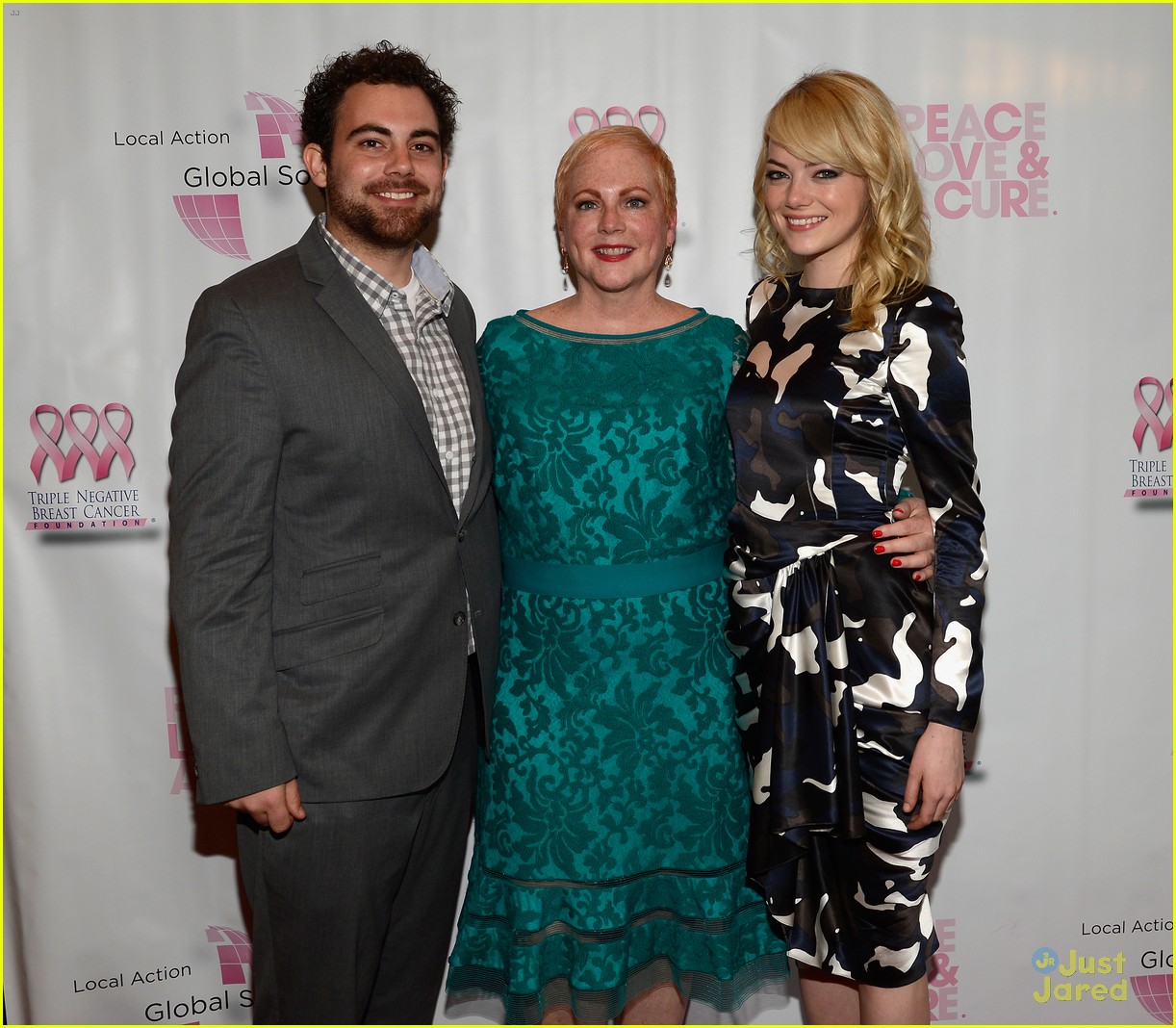 emma stone andrew garfield kisses at breast cancer benefit 09