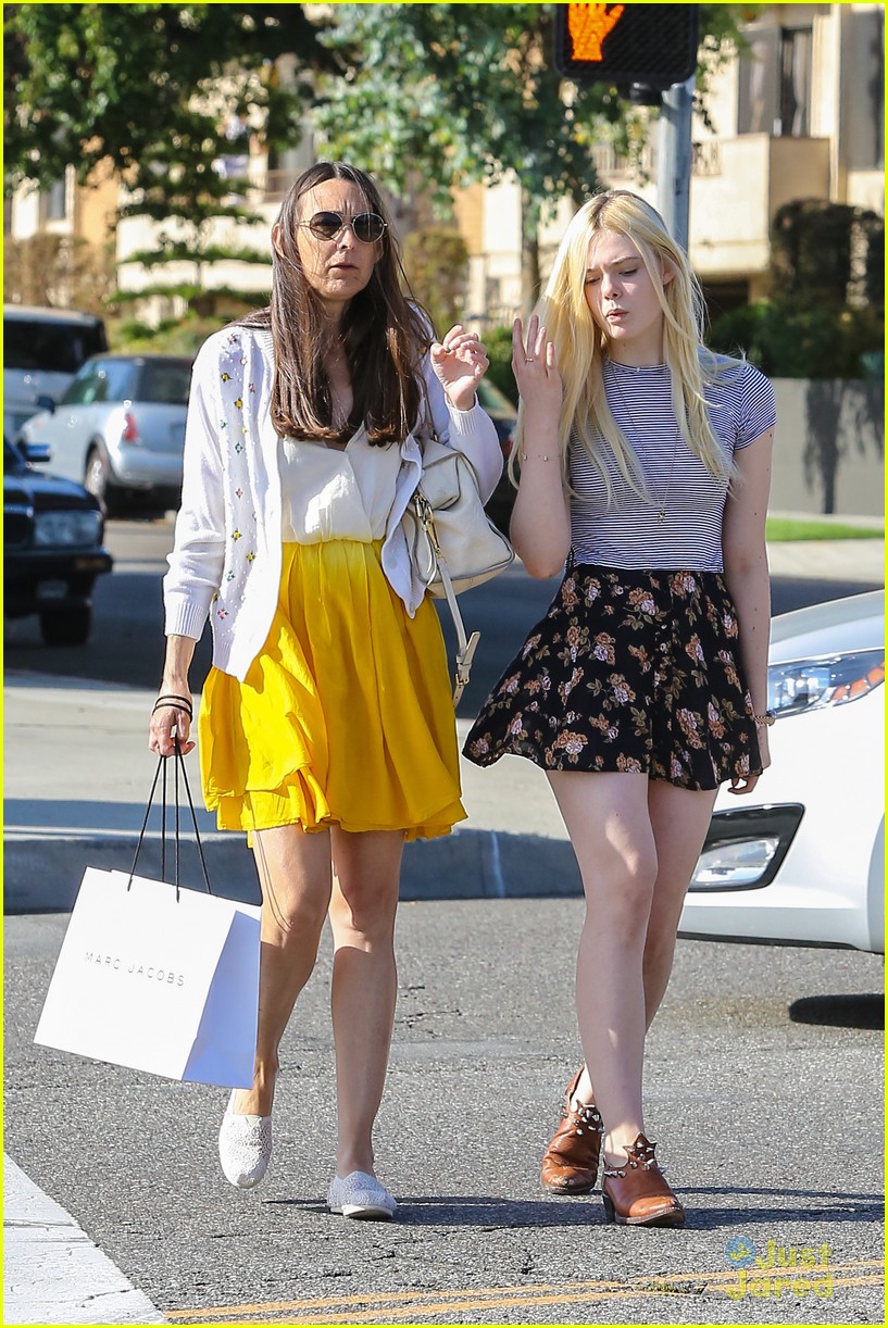 elle fanning saturday shopping spree with mom 06