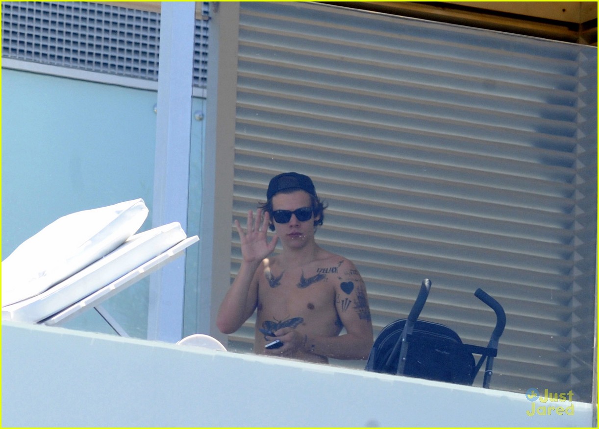 harry styles shirtless pool party 01