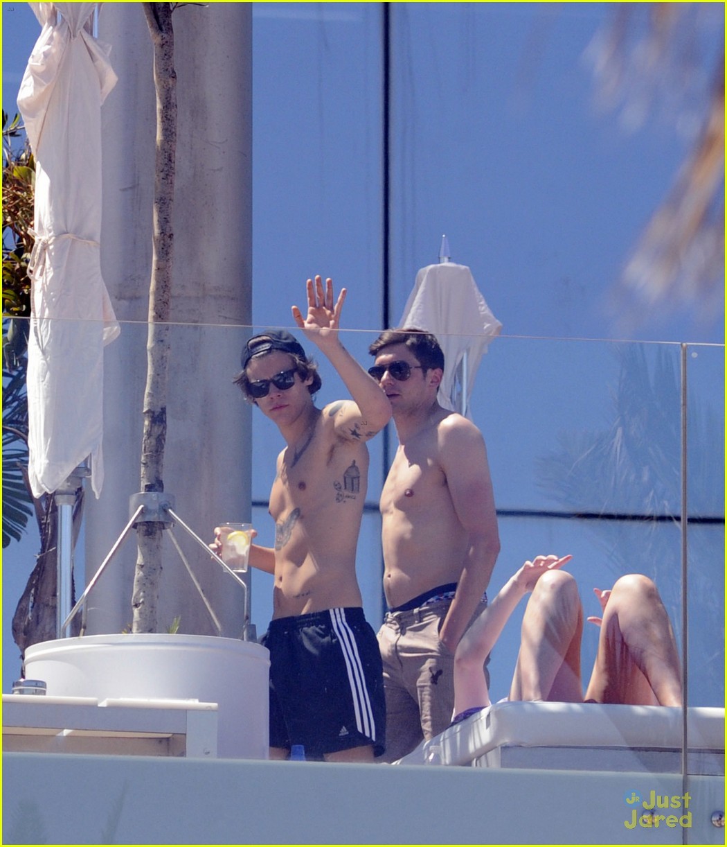 harry styles shirtless pool party 02