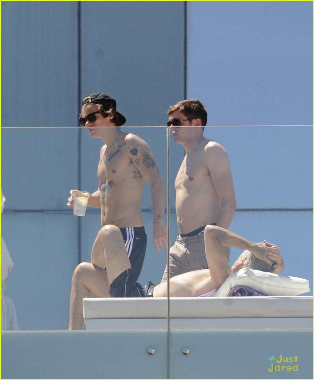 harry styles shirtless pool party 05