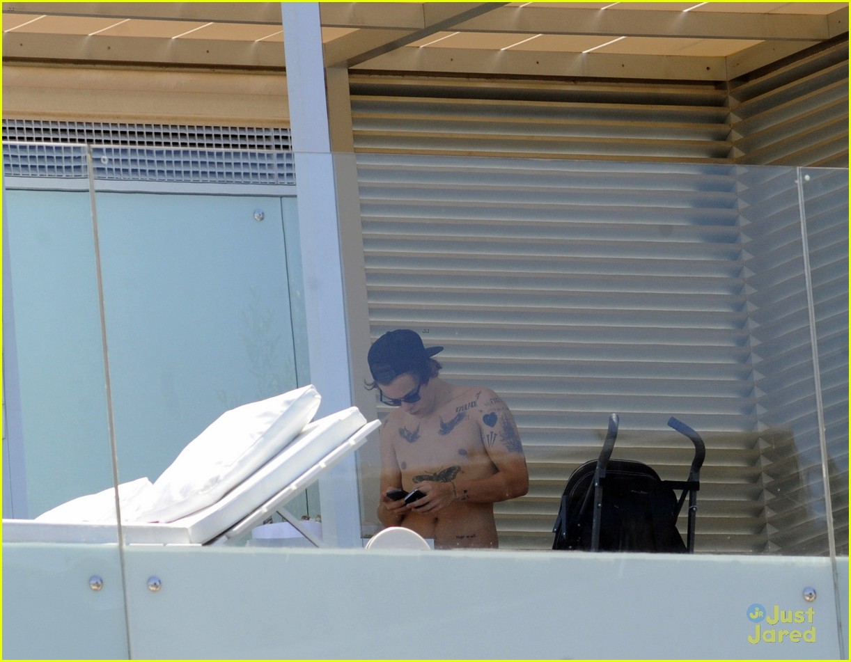 harry styles shirtless pool party 09