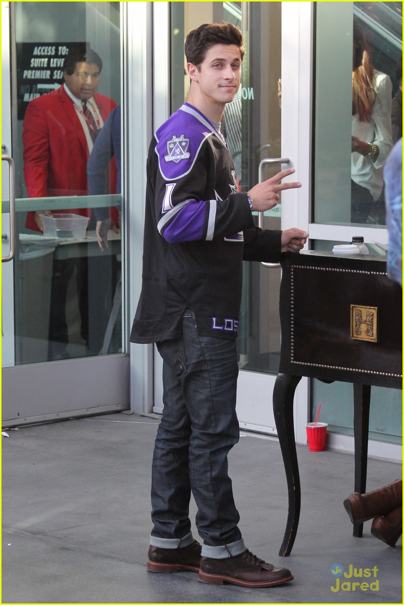 david henrie supports the la kings 01