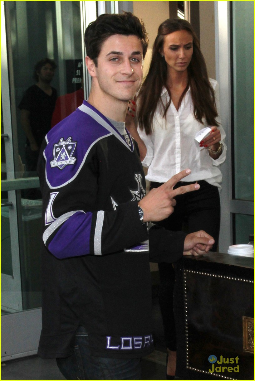 david henrie supports the la kings 04