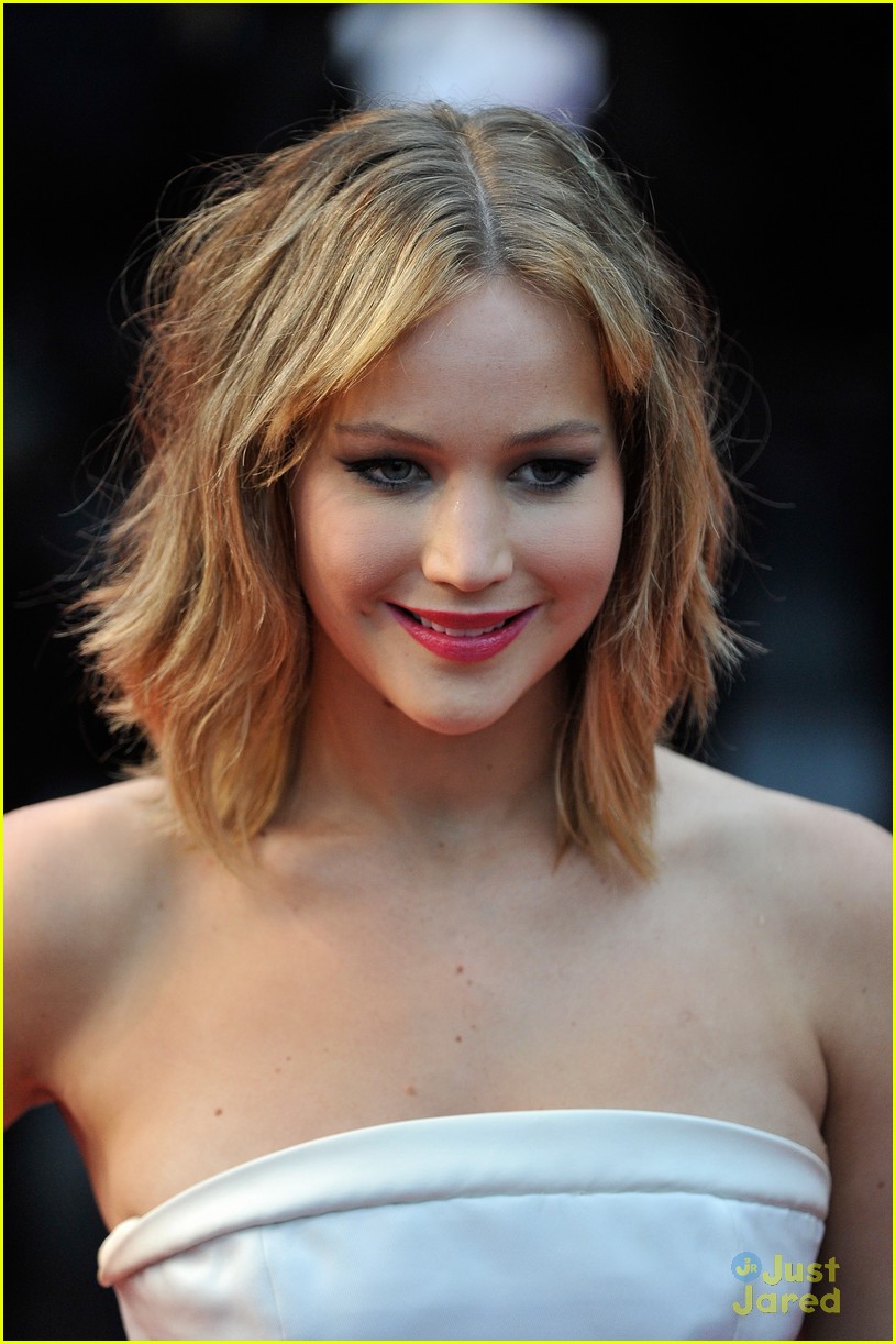 jennifer lawrence premieres catching fire in cannes 15
