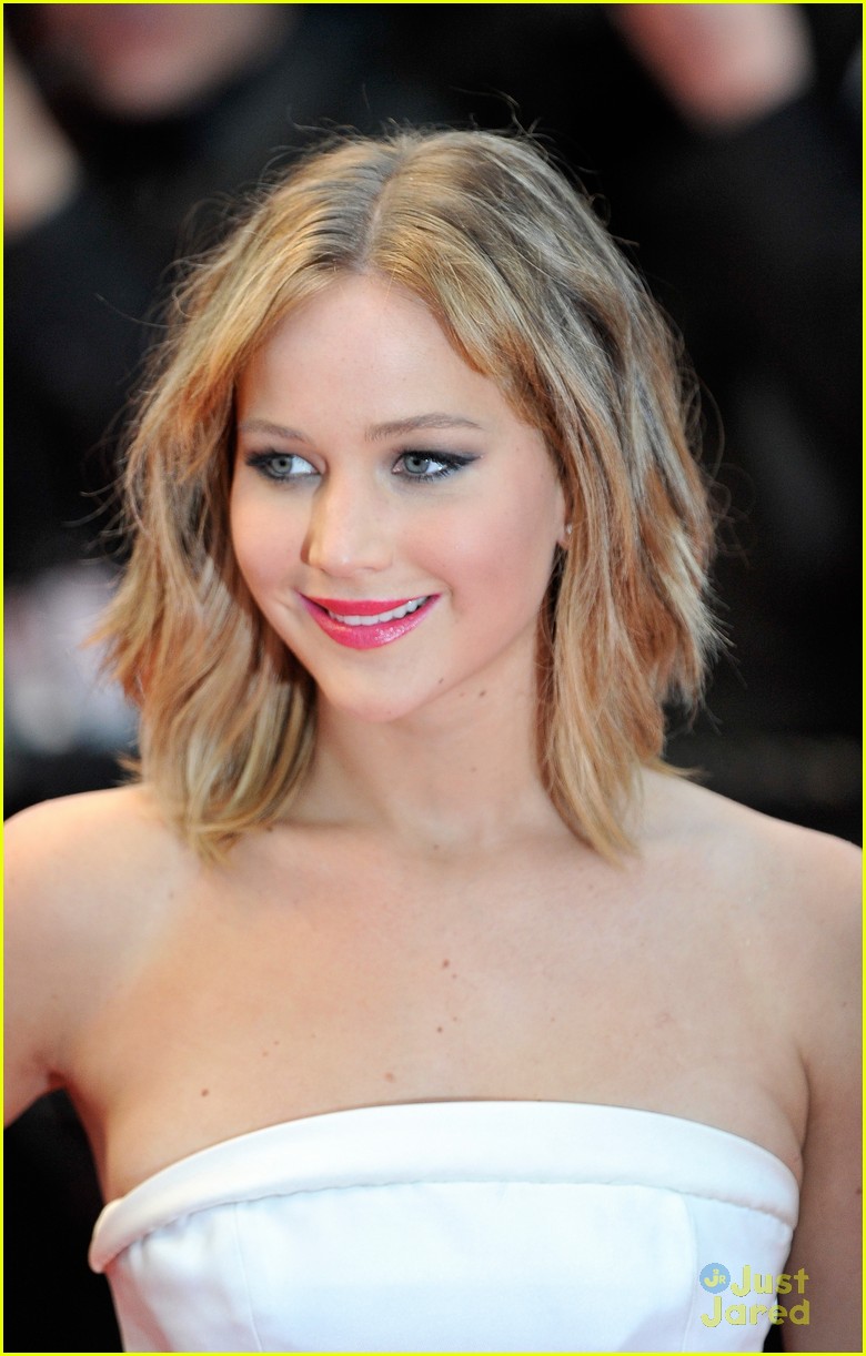 jennifer lawrence premieres catching fire in cannes 16
