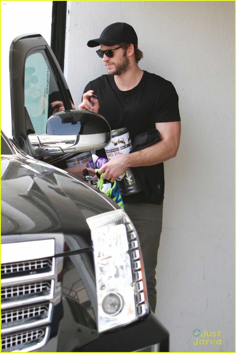 liam hemsworth hits the gym following miley cyrus intervention rumors 03