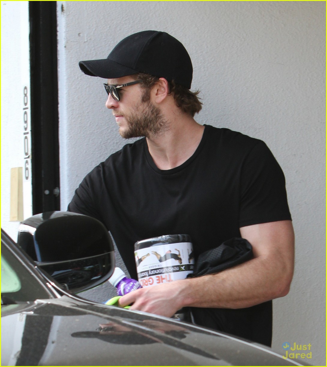 liam hemsworth hits the gym following miley cyrus intervention rumors 04