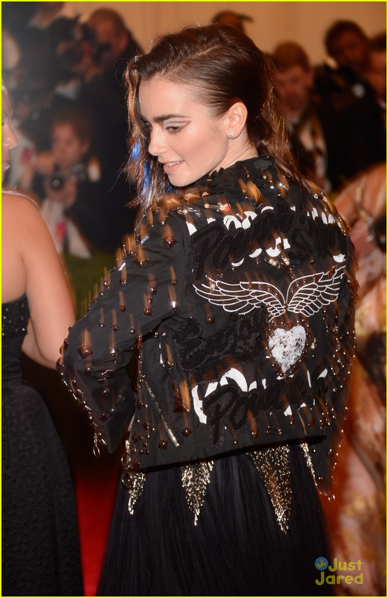 lily collins jamie campbell bower met ball 2013 02