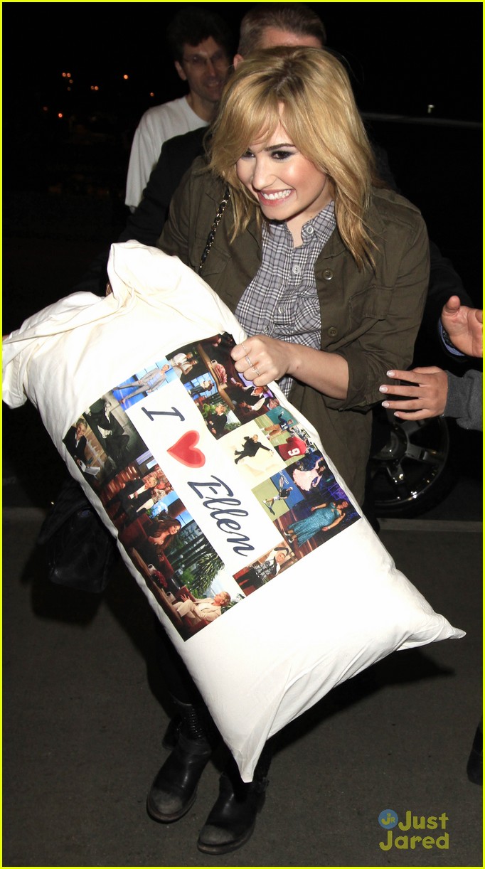 demi lovato brings her i love ellen pillow to the airport 02