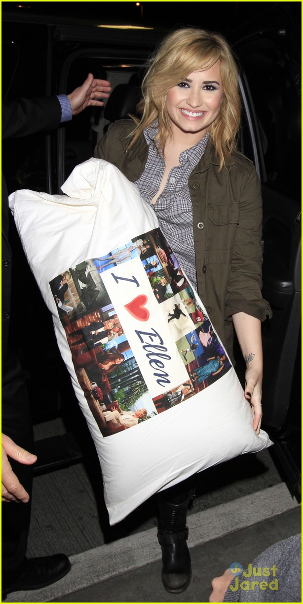 demi lovato brings her i love ellen pillow to the airport 04