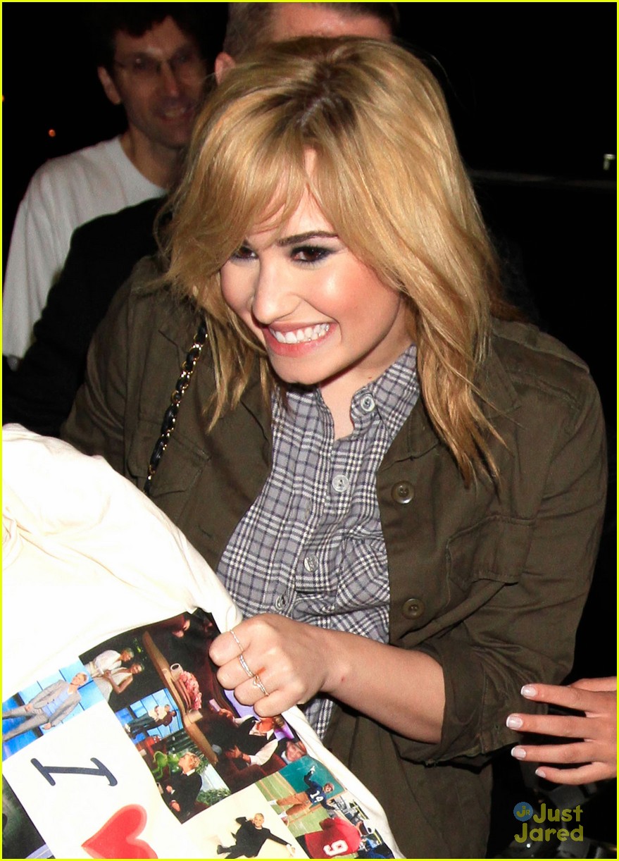demi lovato brings her i love ellen pillow to the airport 05