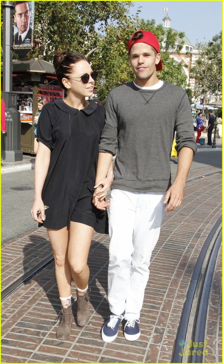 max carver shops at the grove with his girlfriend 02