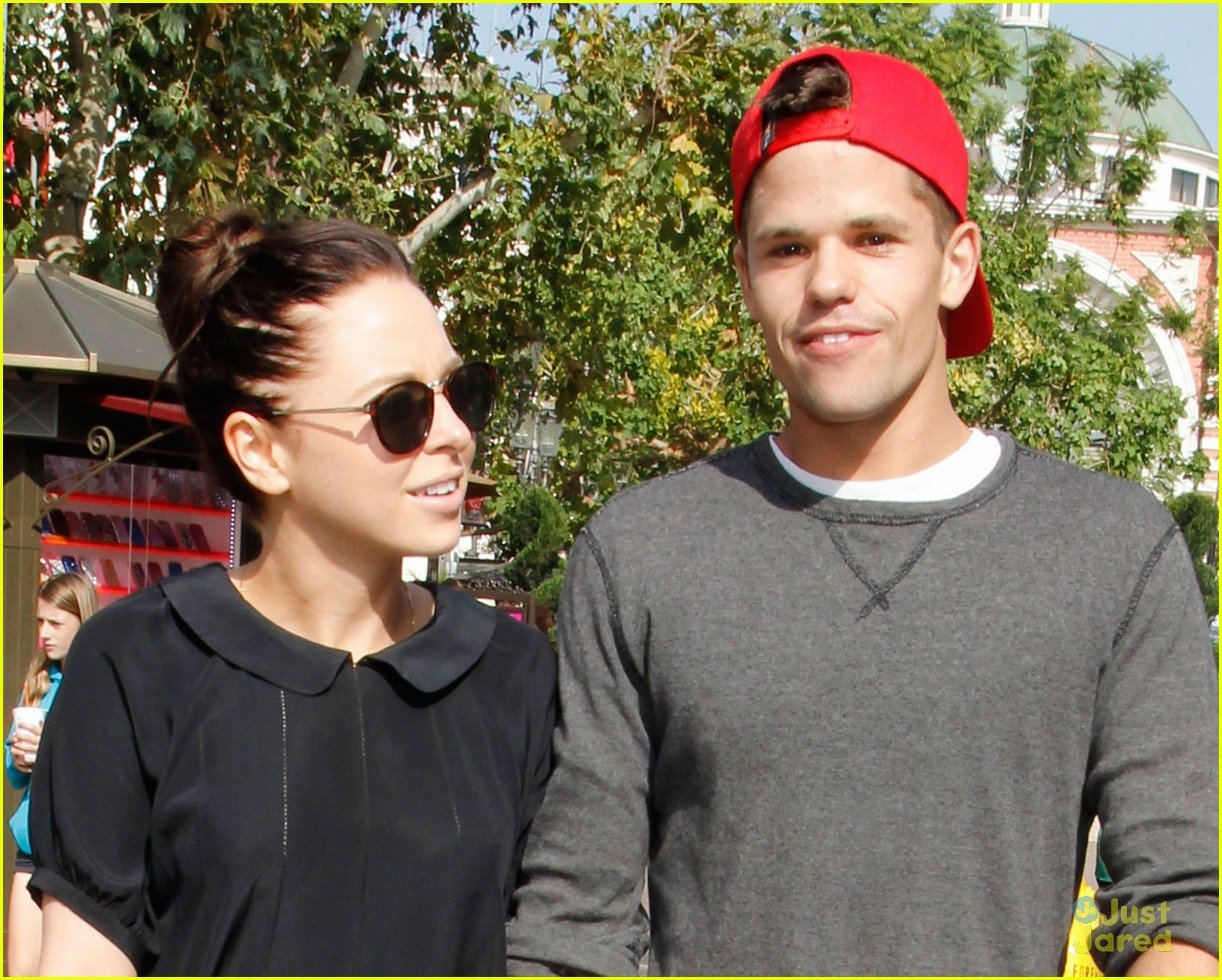 max carver shops at the grove with his girlfriend 04