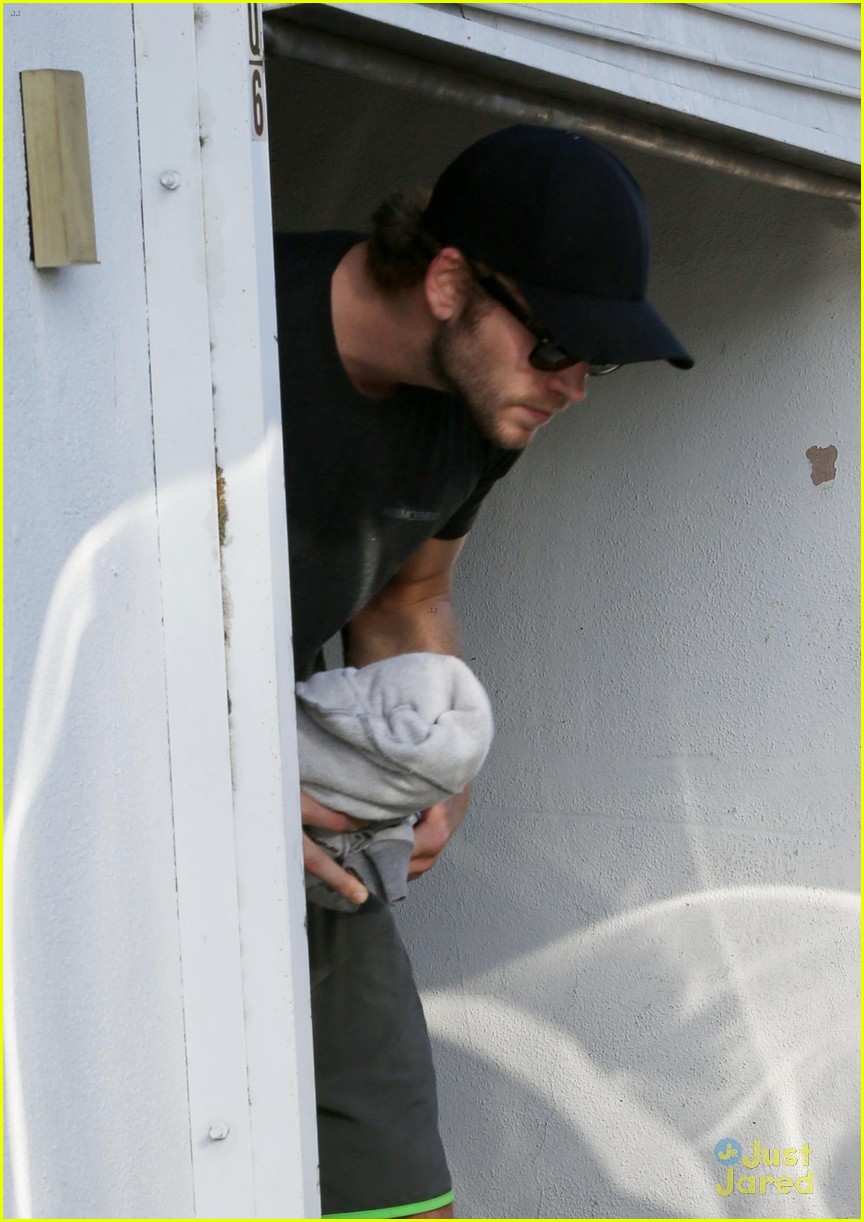 miley cyrus stops for gas liam hemsworth hits the gym 06