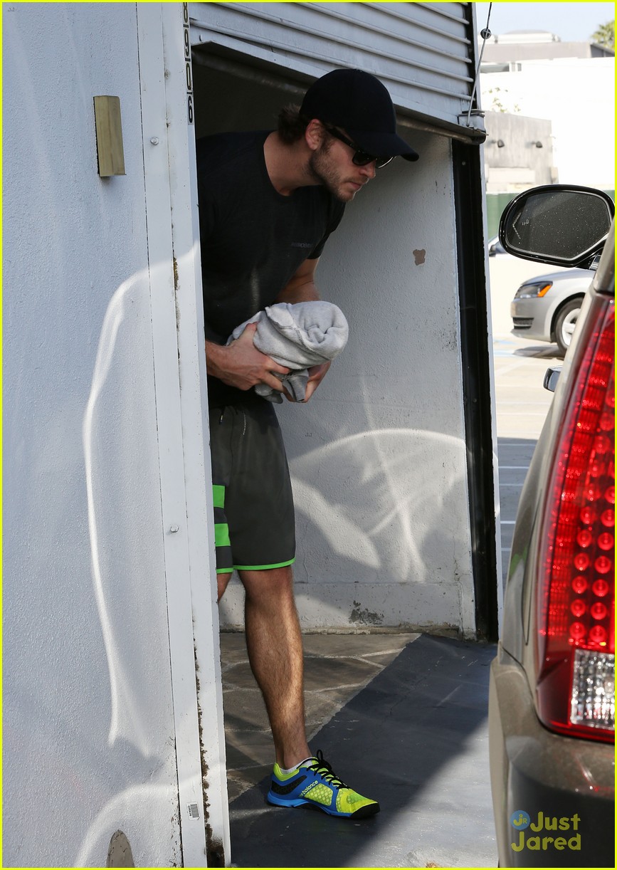 miley cyrus stops for gas liam hemsworth hits the gym 07
