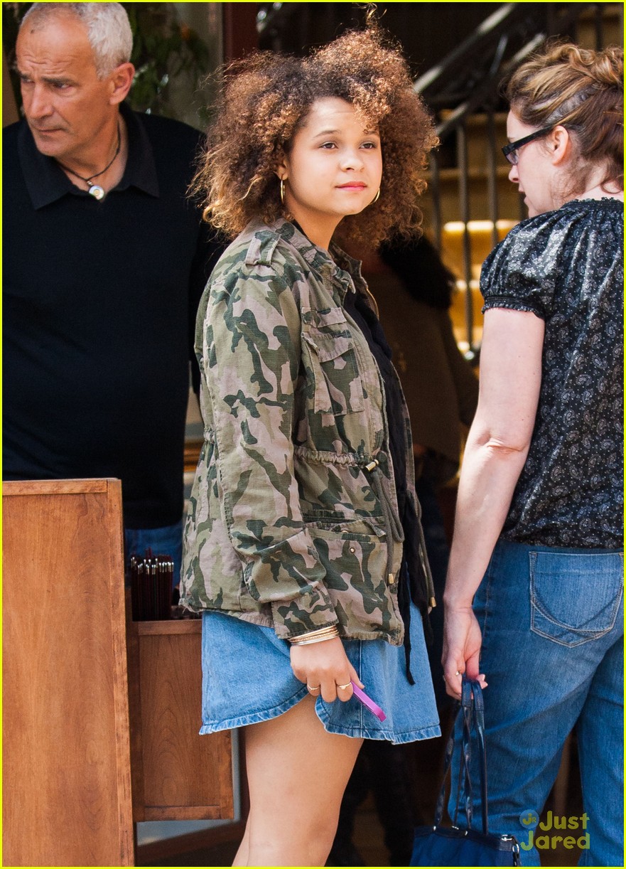 rachel crow giggles at the grove 05