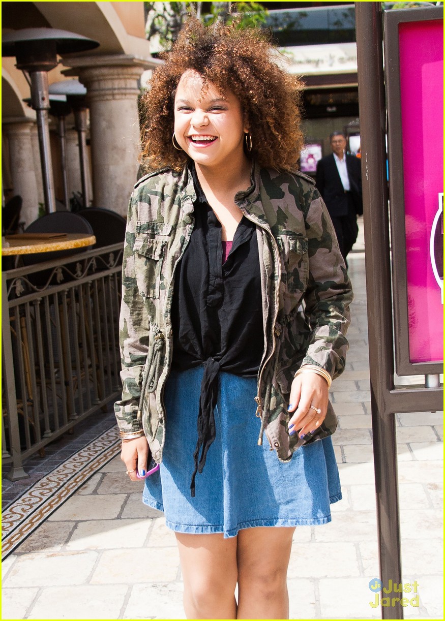 rachel crow giggles at the grove 07