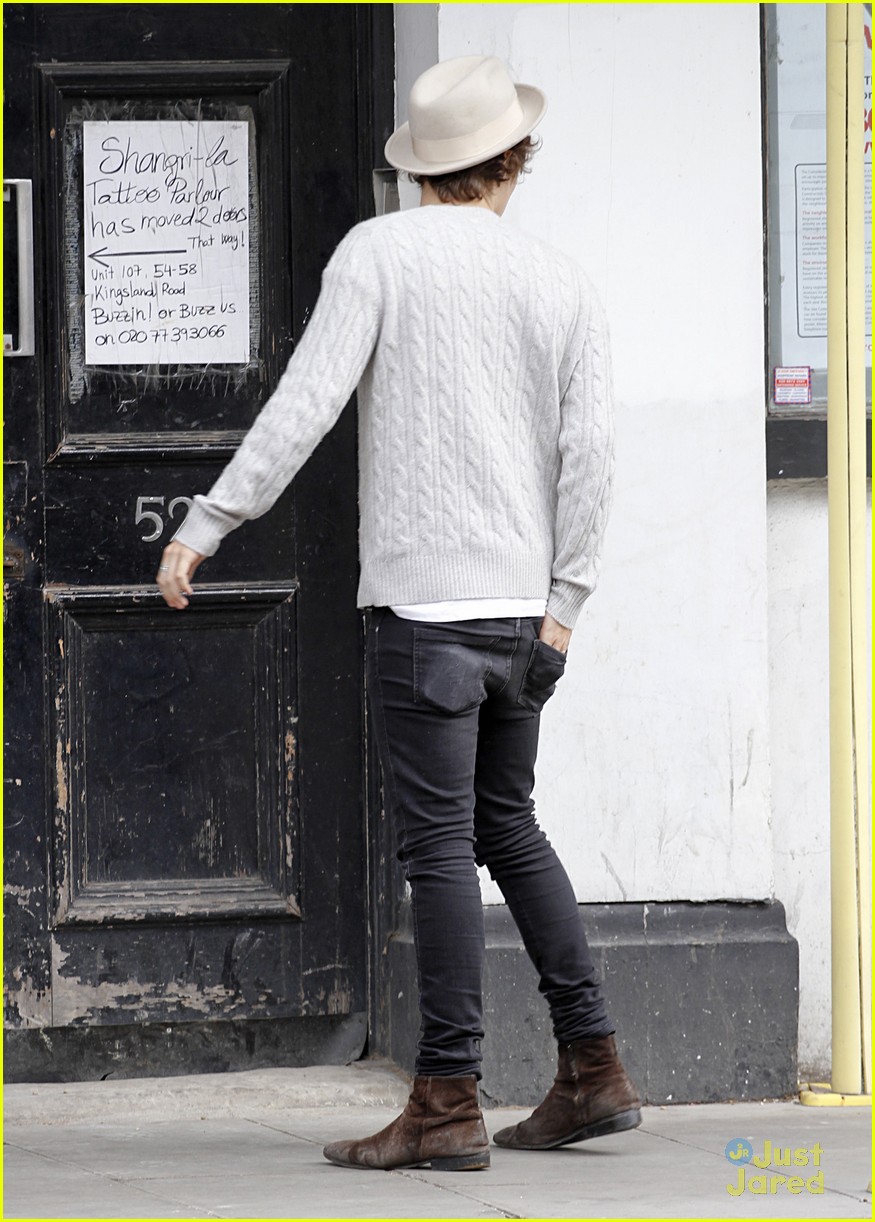 harry styles liam payne step out in london 08
