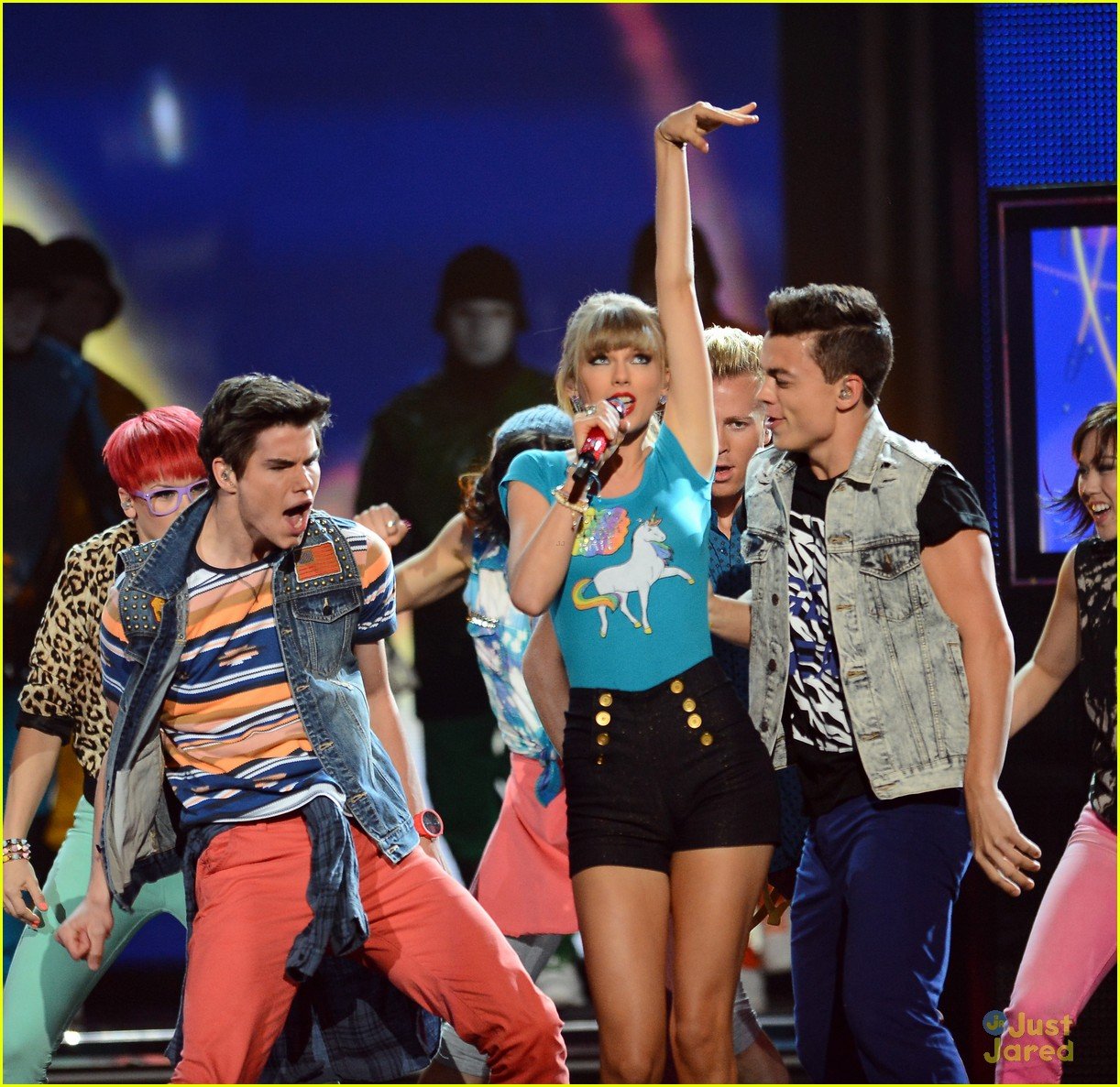 https://cdn01.justjaredjr.com/wp-content/uploads/2013/05/taylor-bbmas/taylor-swift-bbmas-performance-06.jpg