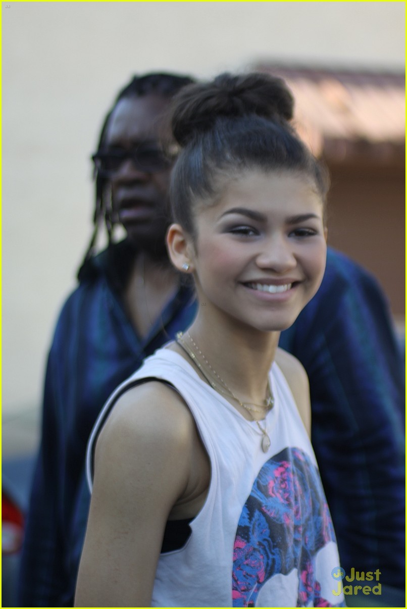 Zendaya: Hot Pink High Tops for 'DWTS' Practice | Photo 560126 - Photo