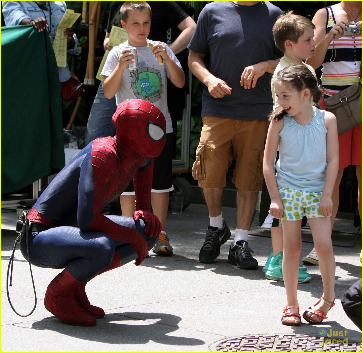 andrew garfield spiderman young fans 09