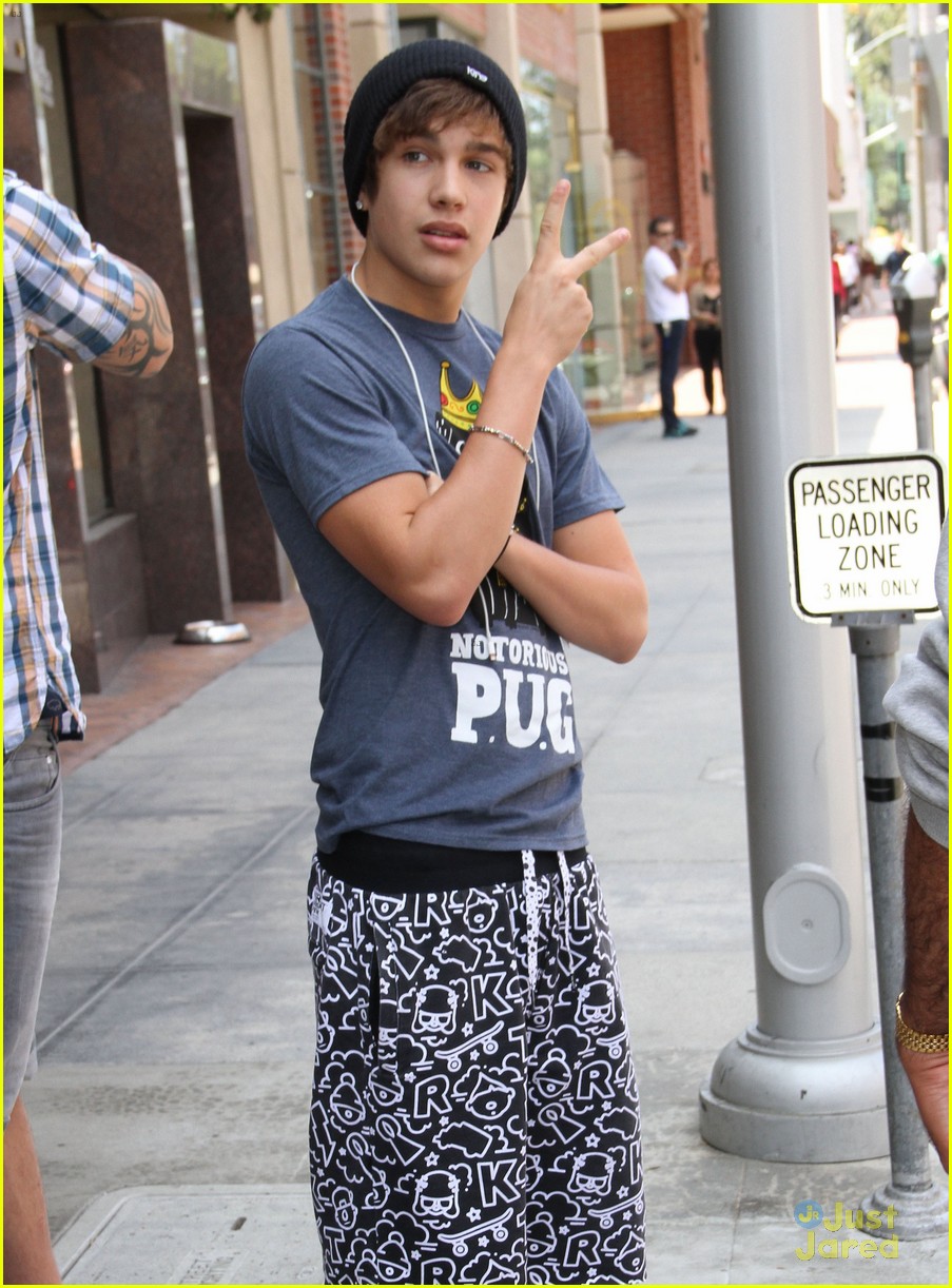 austin mahone visits the doctor following japan trip 02