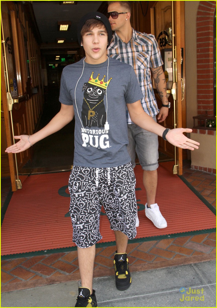 austin mahone visits the doctor following japan trip 06
