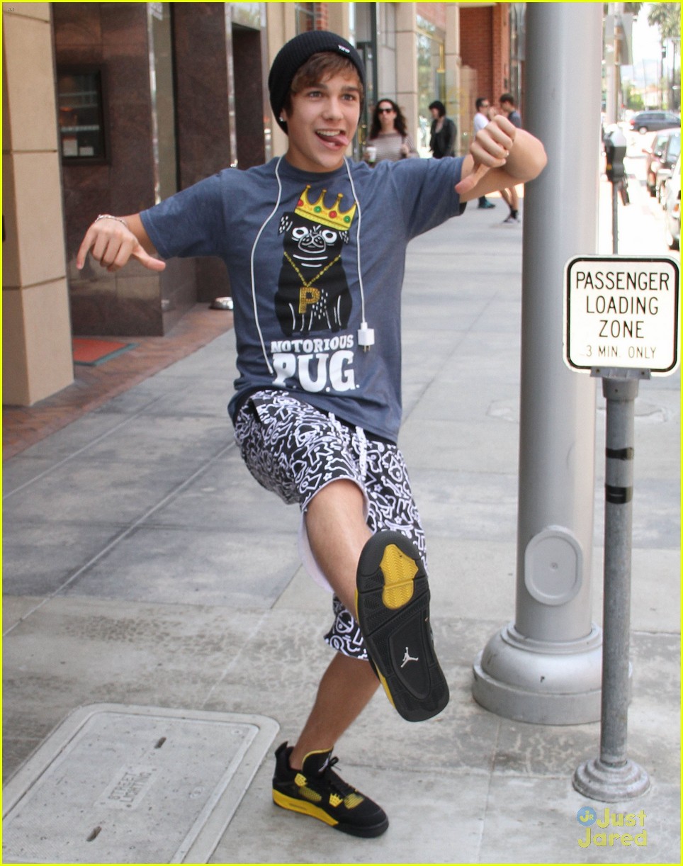 austin mahone visits the doctor following japan trip 12