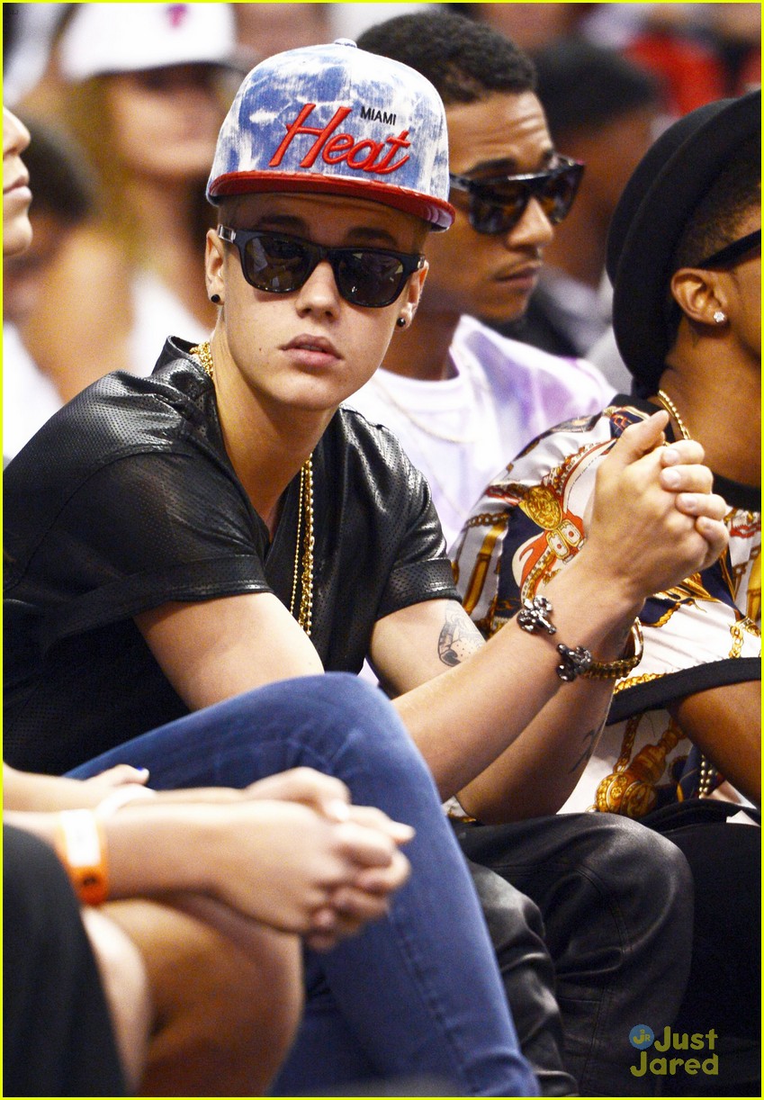 justin bieber sits courtside at miami heat playoff game 01
