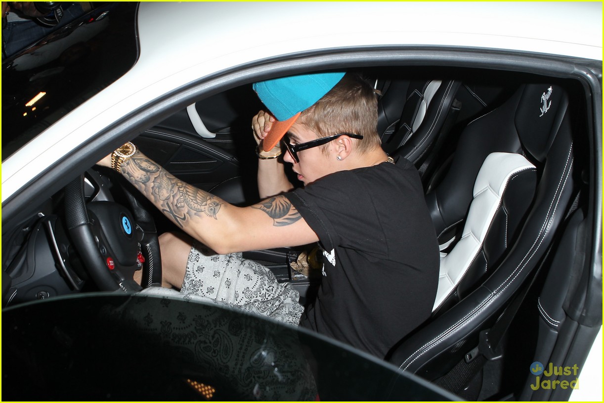 justin bieber shows off half sleeve of tattoos 02