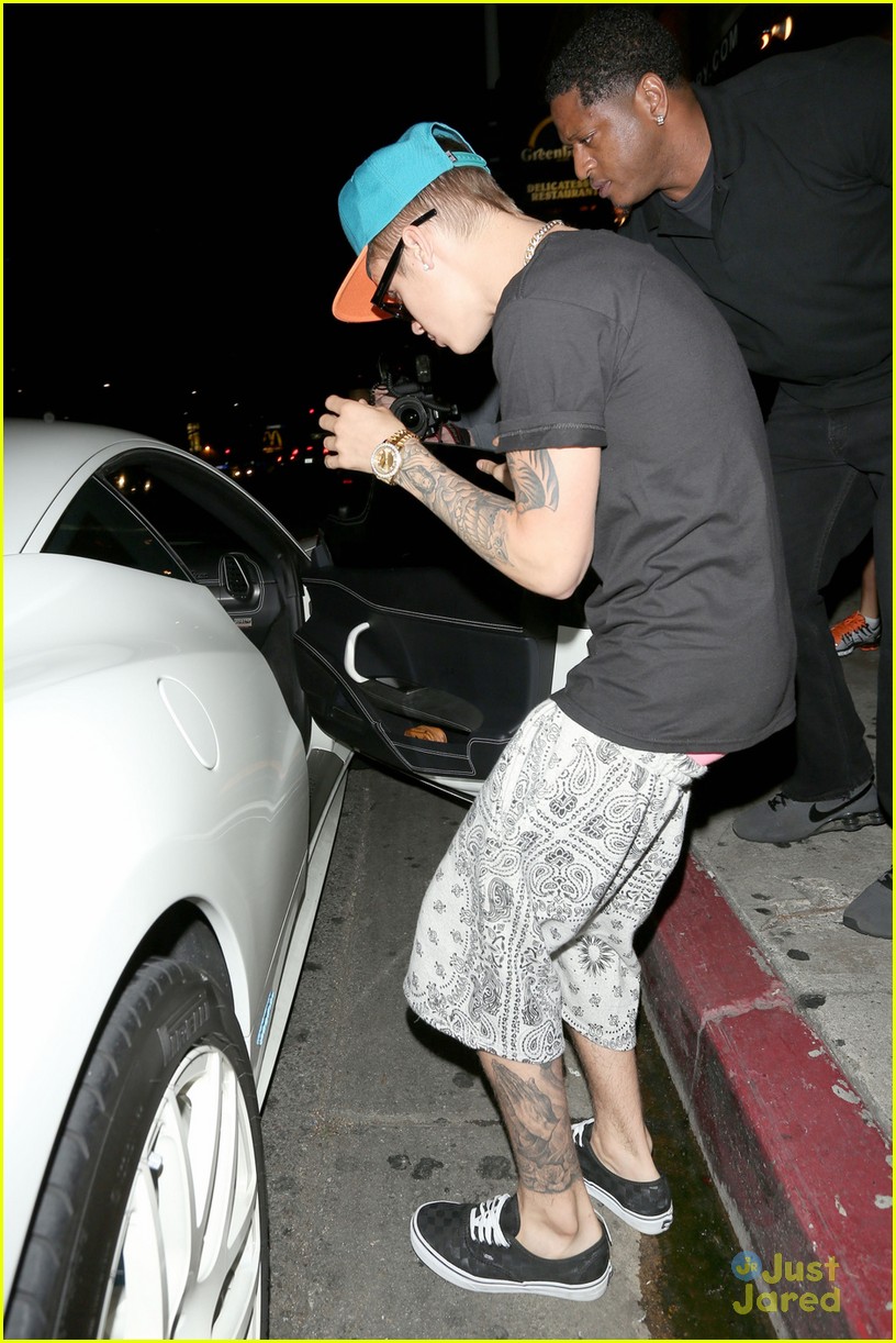 justin bieber shows off half sleeve of tattoos 03