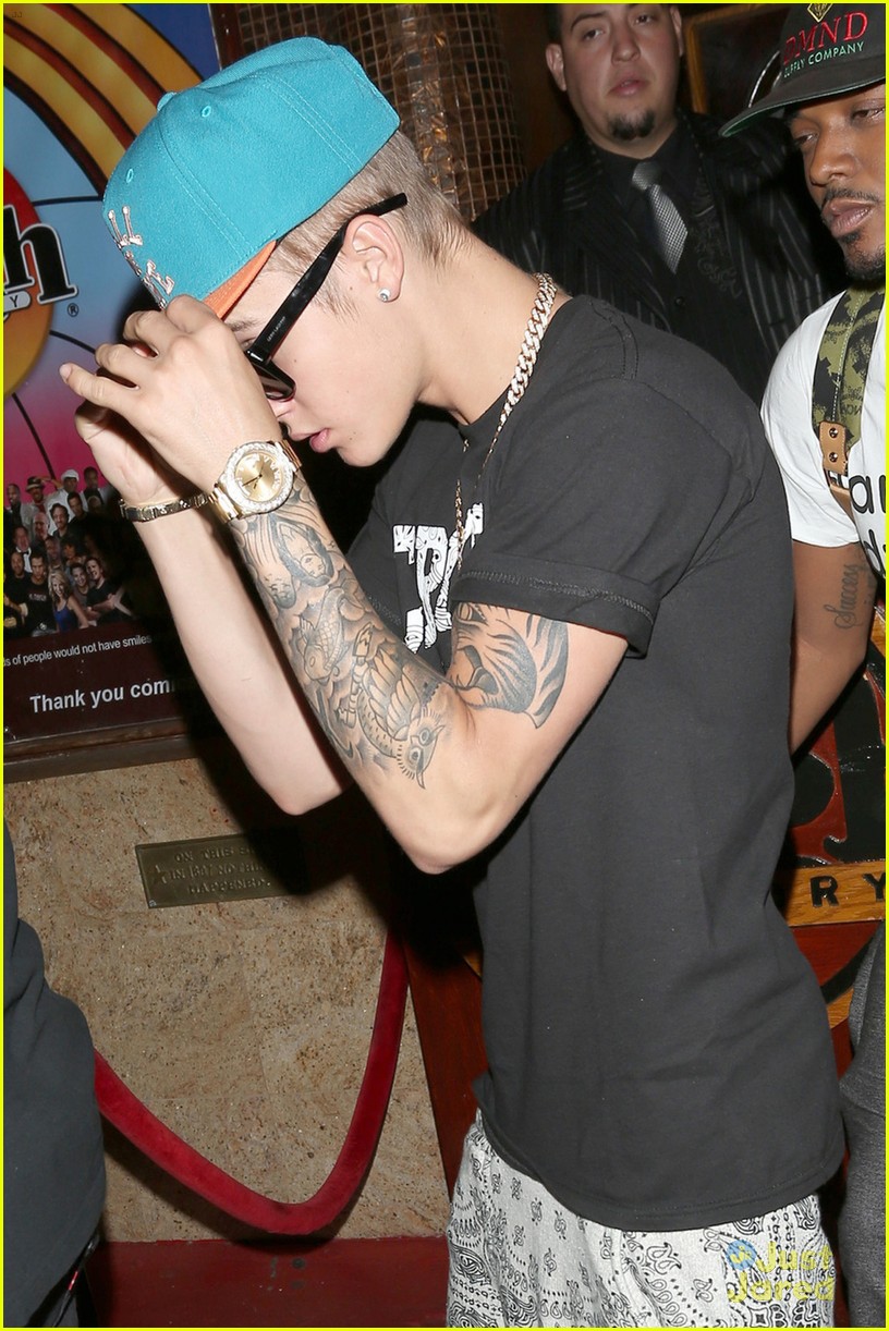 justin bieber shows off half sleeve of tattoos 04