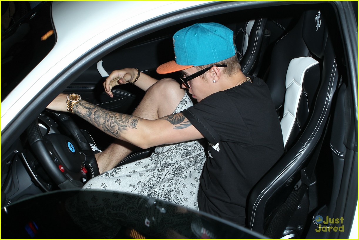 justin bieber shows off half sleeve of tattoos 09